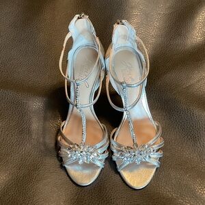 NWOT Jewel Badgley Mischka Silver Heels Sz 5.5
